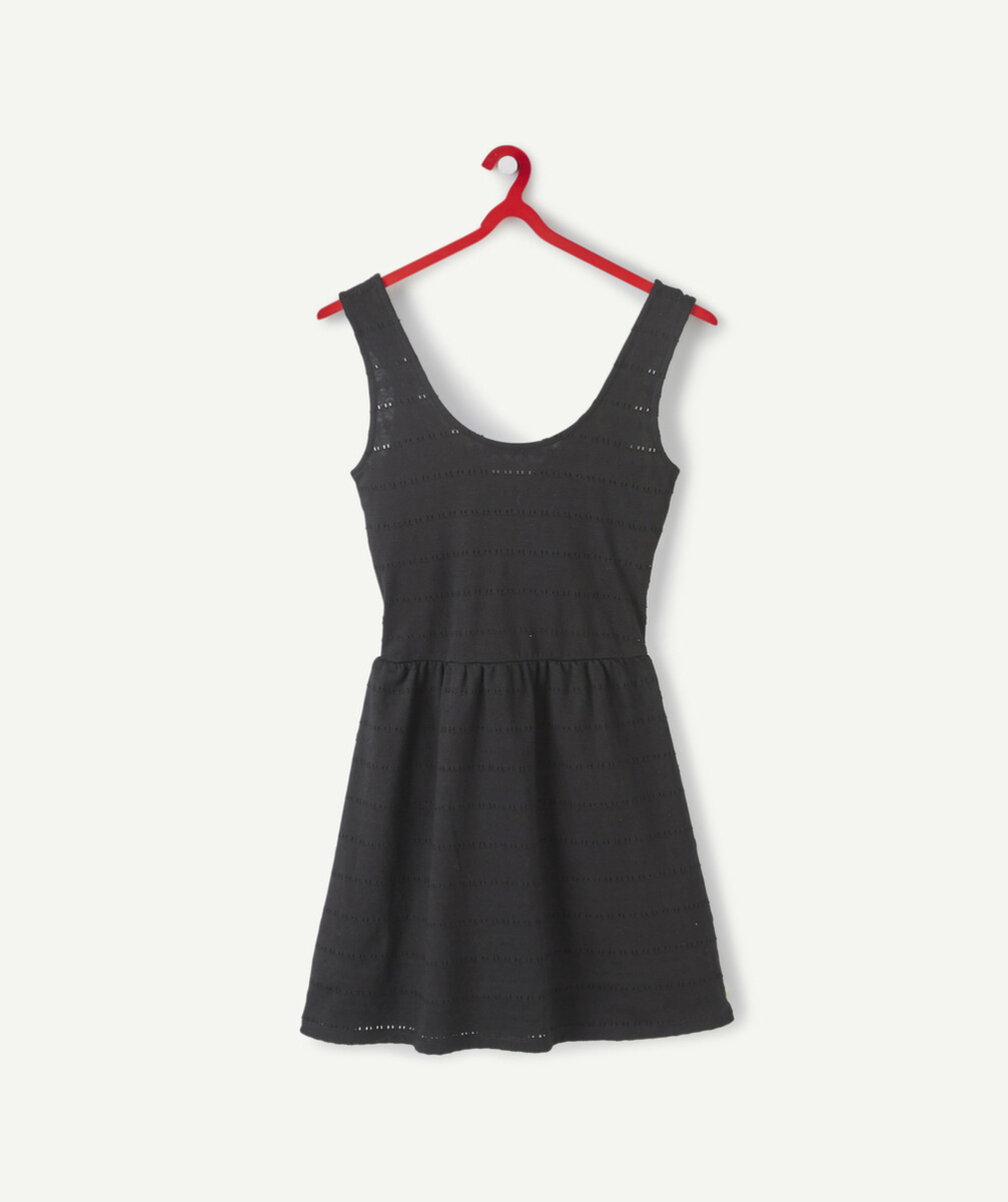 LA ROBE NOIRE À BRETELLES AVEC OUVERTURES SUR L'ARRIÈRE