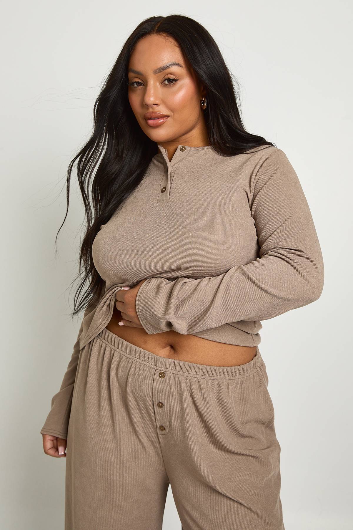 boohoo Plus Haut Henley côtelé à manches longues boutonné et pantalon coordonné à jambes droites