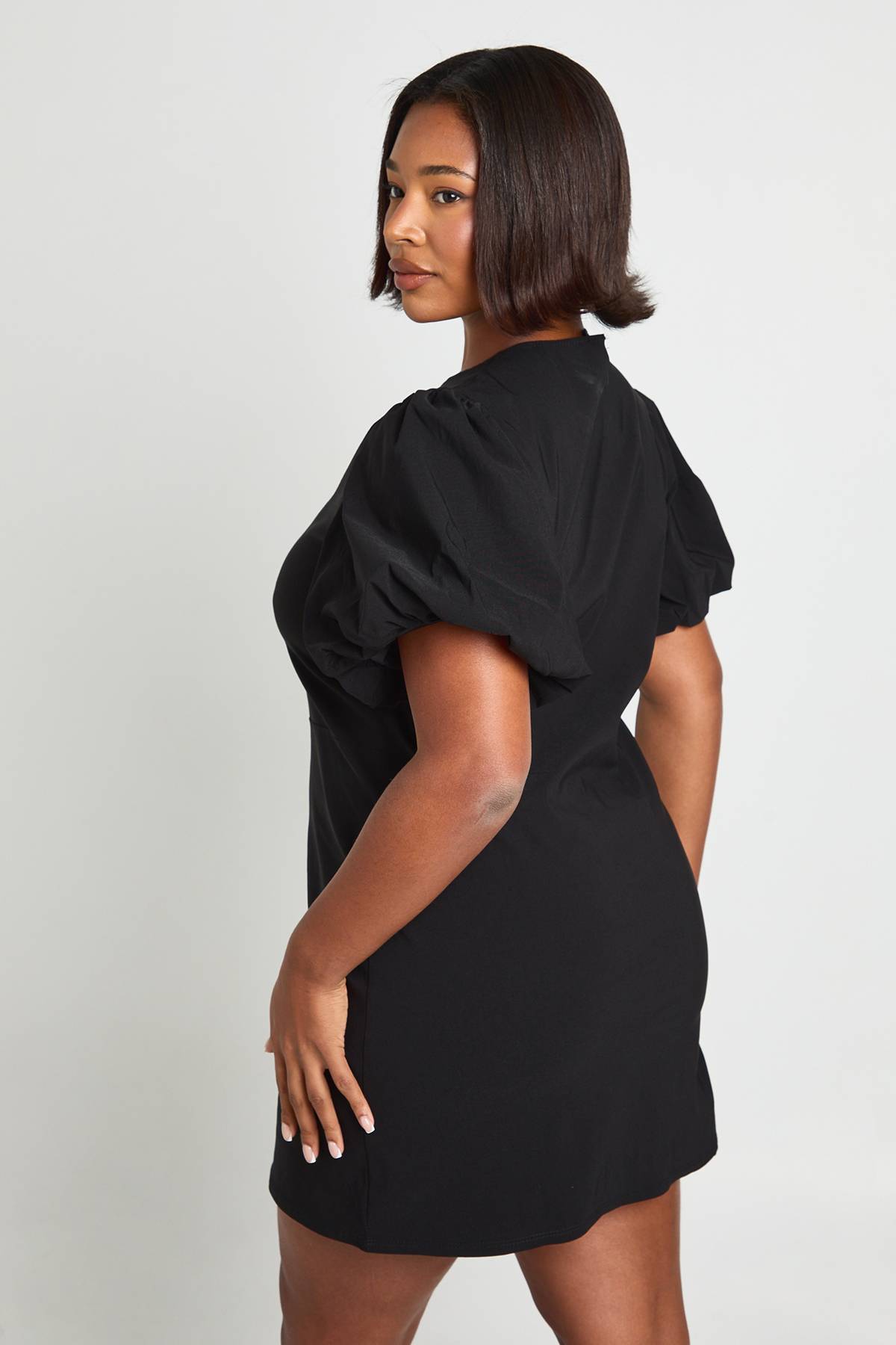 boohoo Robe chemise grande taille à manches bouffantes avec détail de garniture dorée
