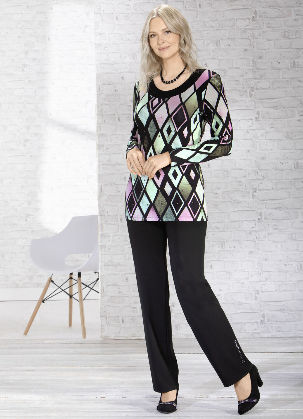 Hose mit hübschen Strass- und Perlenzier-Motiven