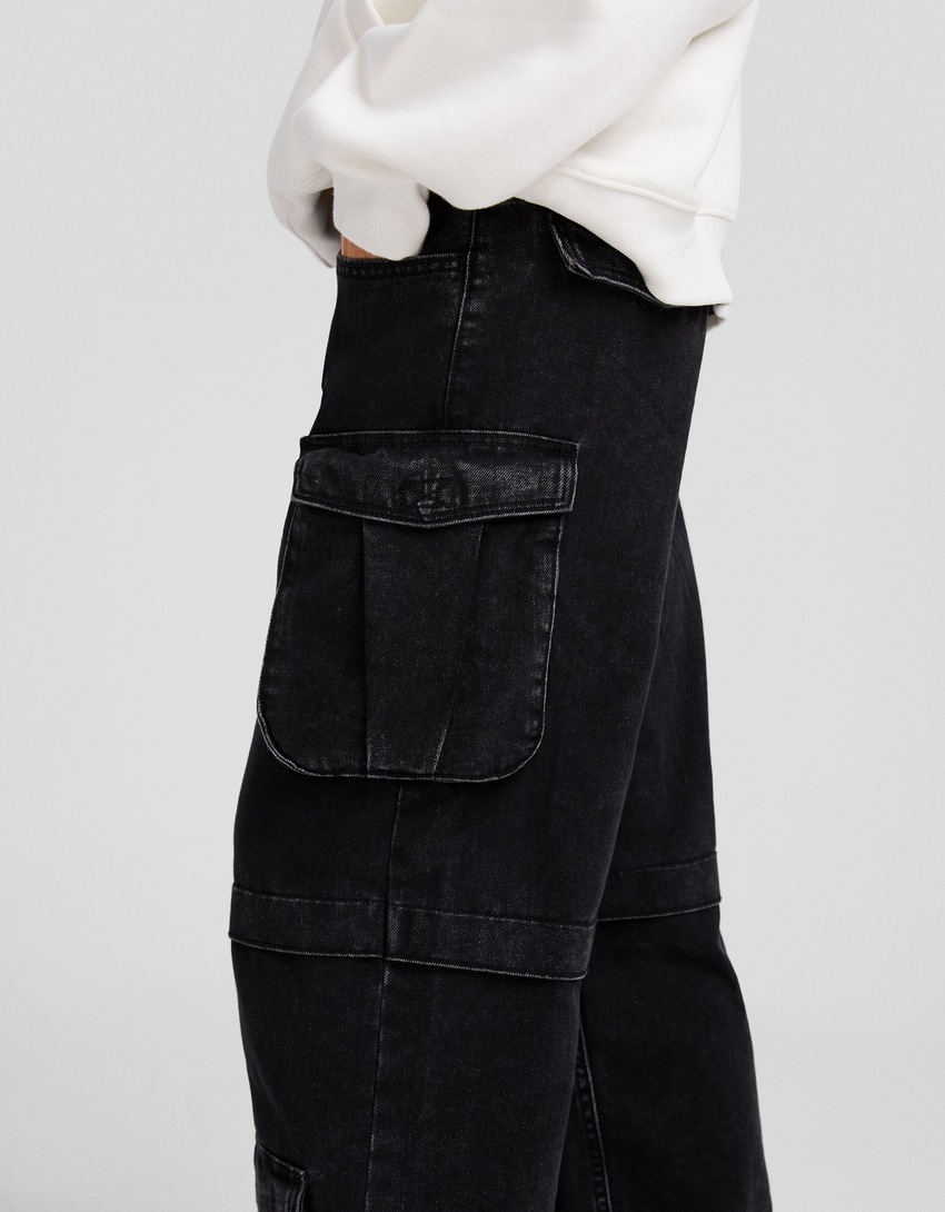 Calça cargo com vários bolsos