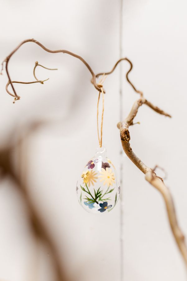 Paashanger, glas, ei met handbeschilderde bloemen