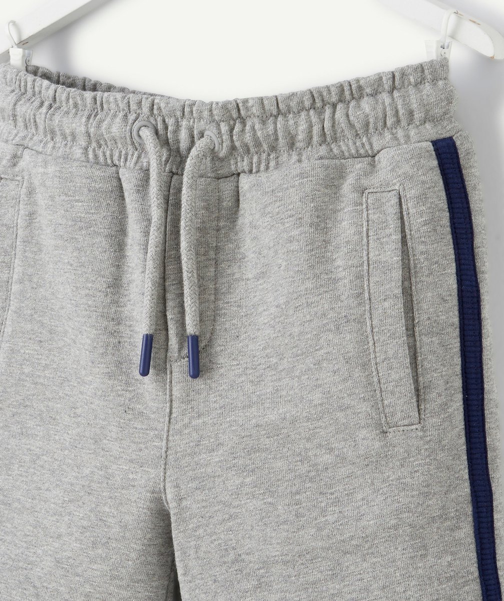 BERMUDA EN COTON GRIS GARÇON AVEC BANDES BLEUES