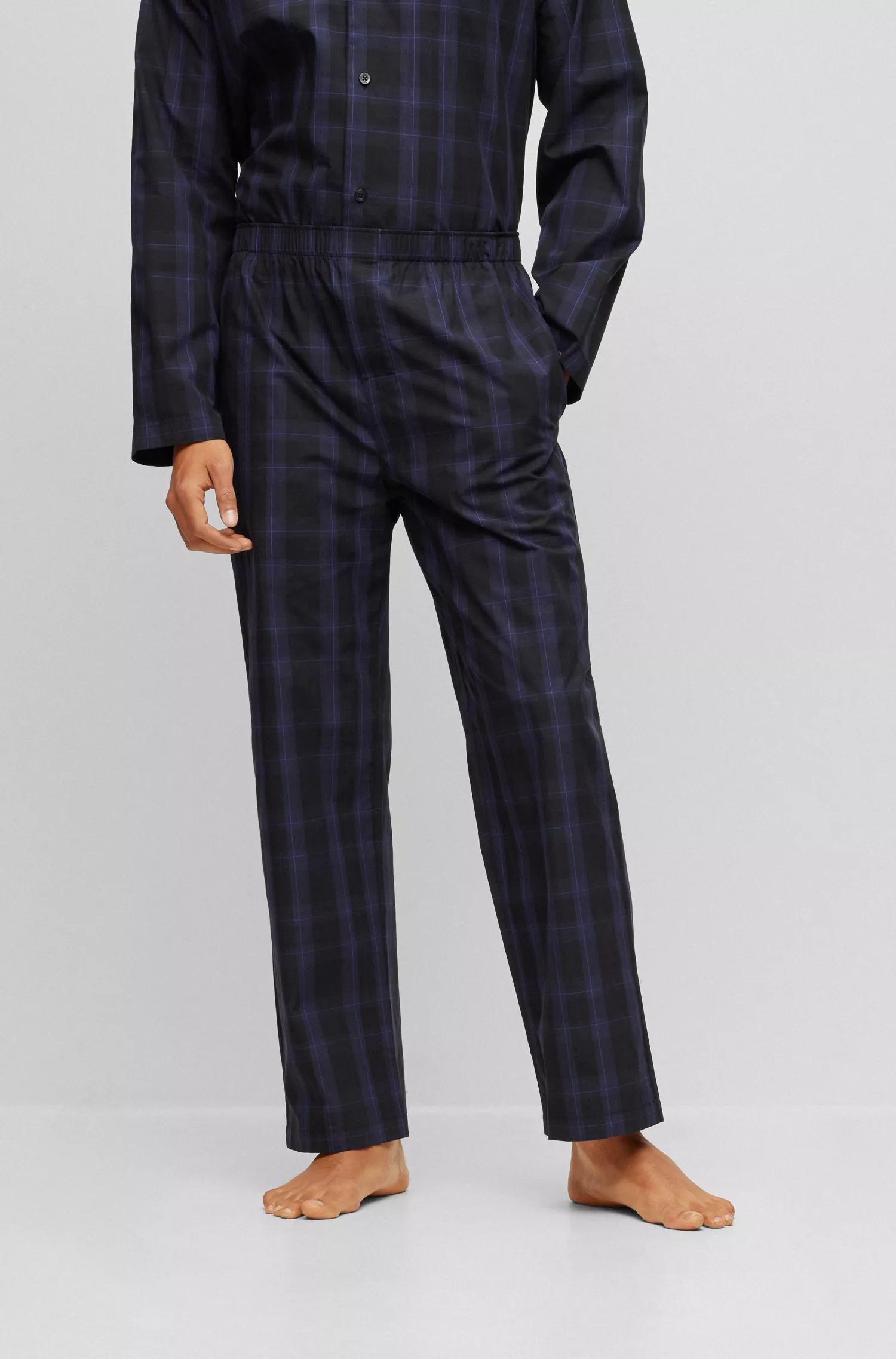 Pijama xadrez preto da BOSS em popeline de puro algodão.
