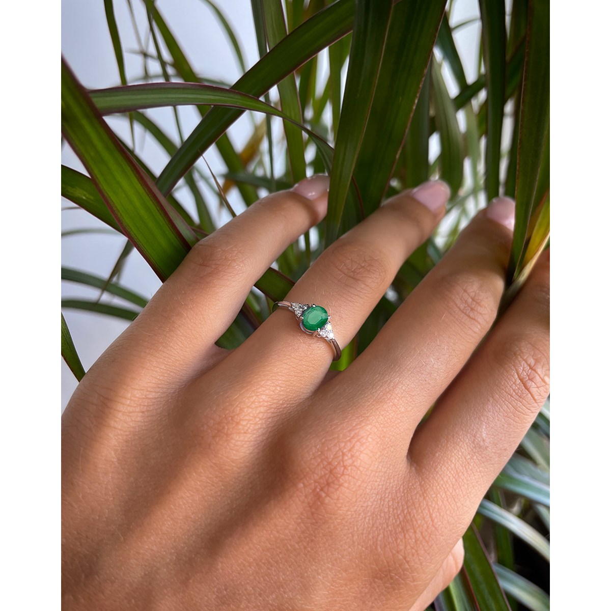 Bague ADEN Or 585 Blanc Emeraude et diamants 2.20grs