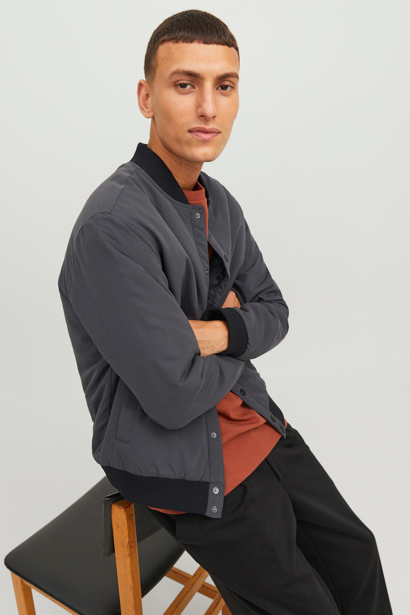 Jaqueta bomber estilo universitário