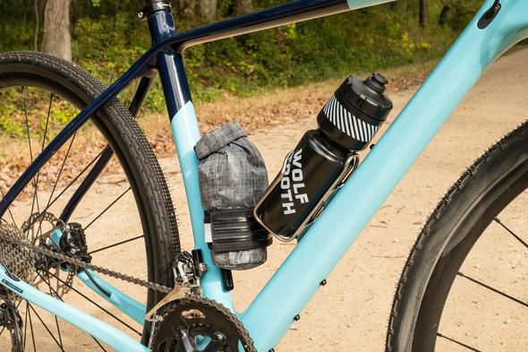 B-RAD TEKLITE ROLL-TOP BAG mit Montageplatte an Bidonhalterösen  grau  1L