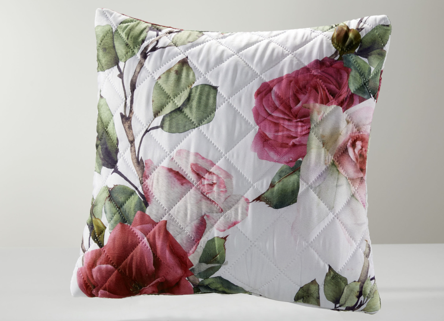 Tagesdecke und Kissenbezüge mit Rosen- Motiven