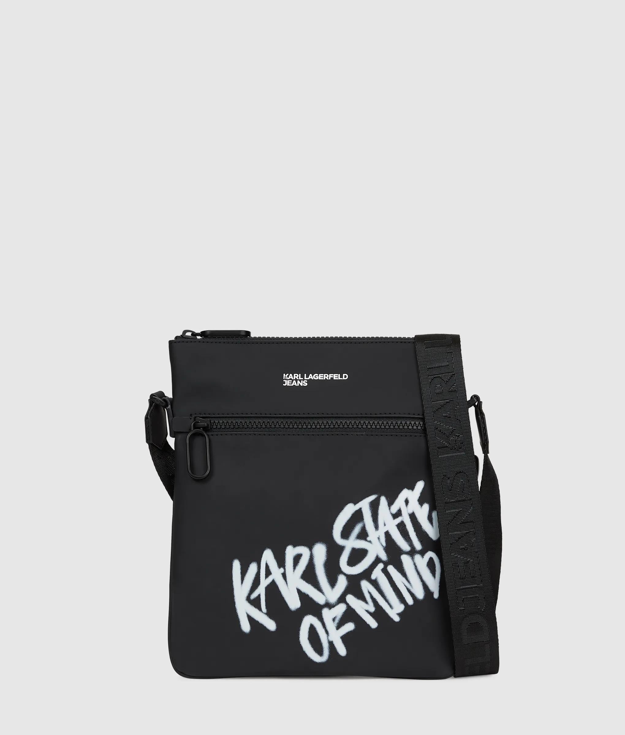 Gecoate platte crossbodytas met Karl-citaat