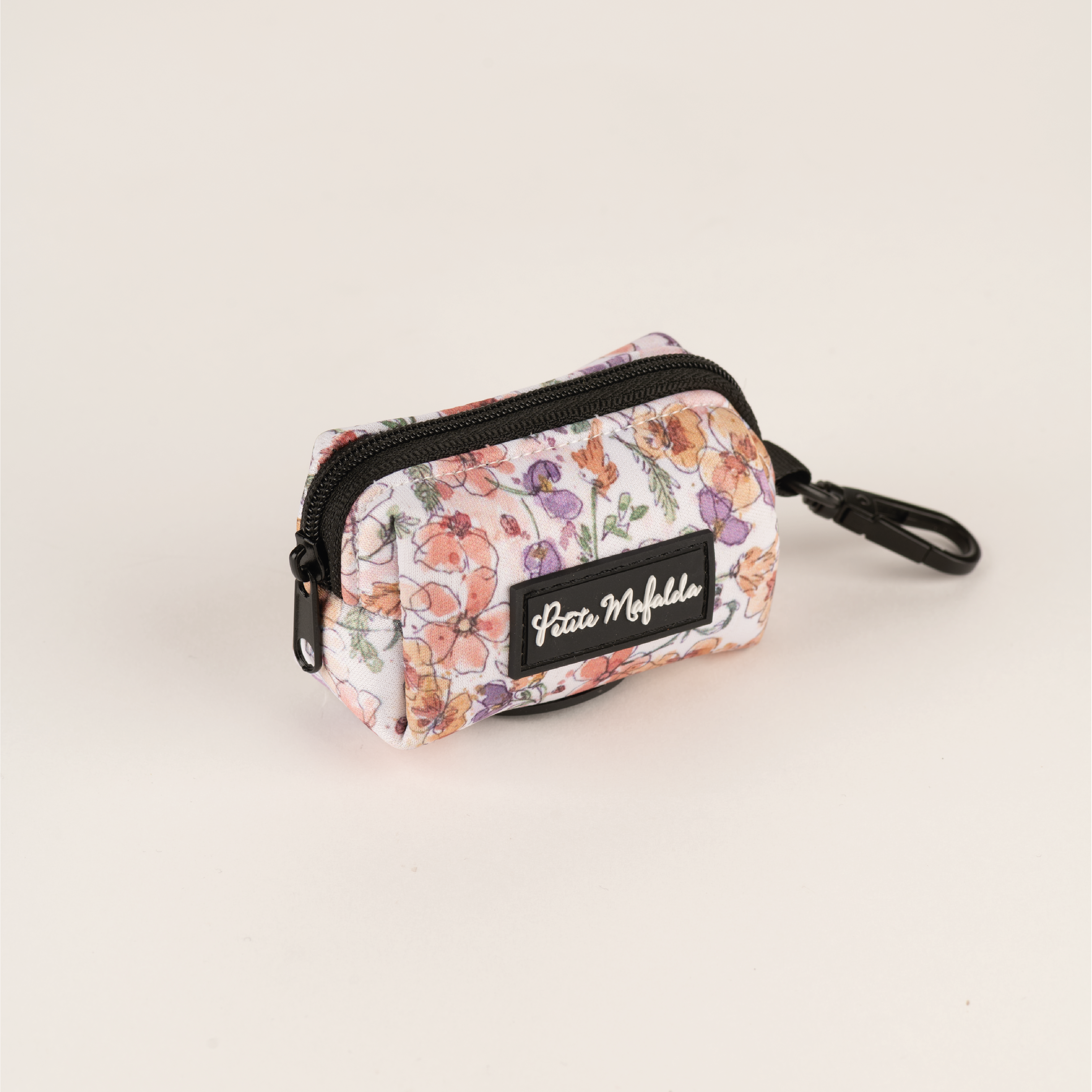 Conjunto Petite Mafalda com coleira, guia e porta-bolsas com estampa floral rosa para cães.