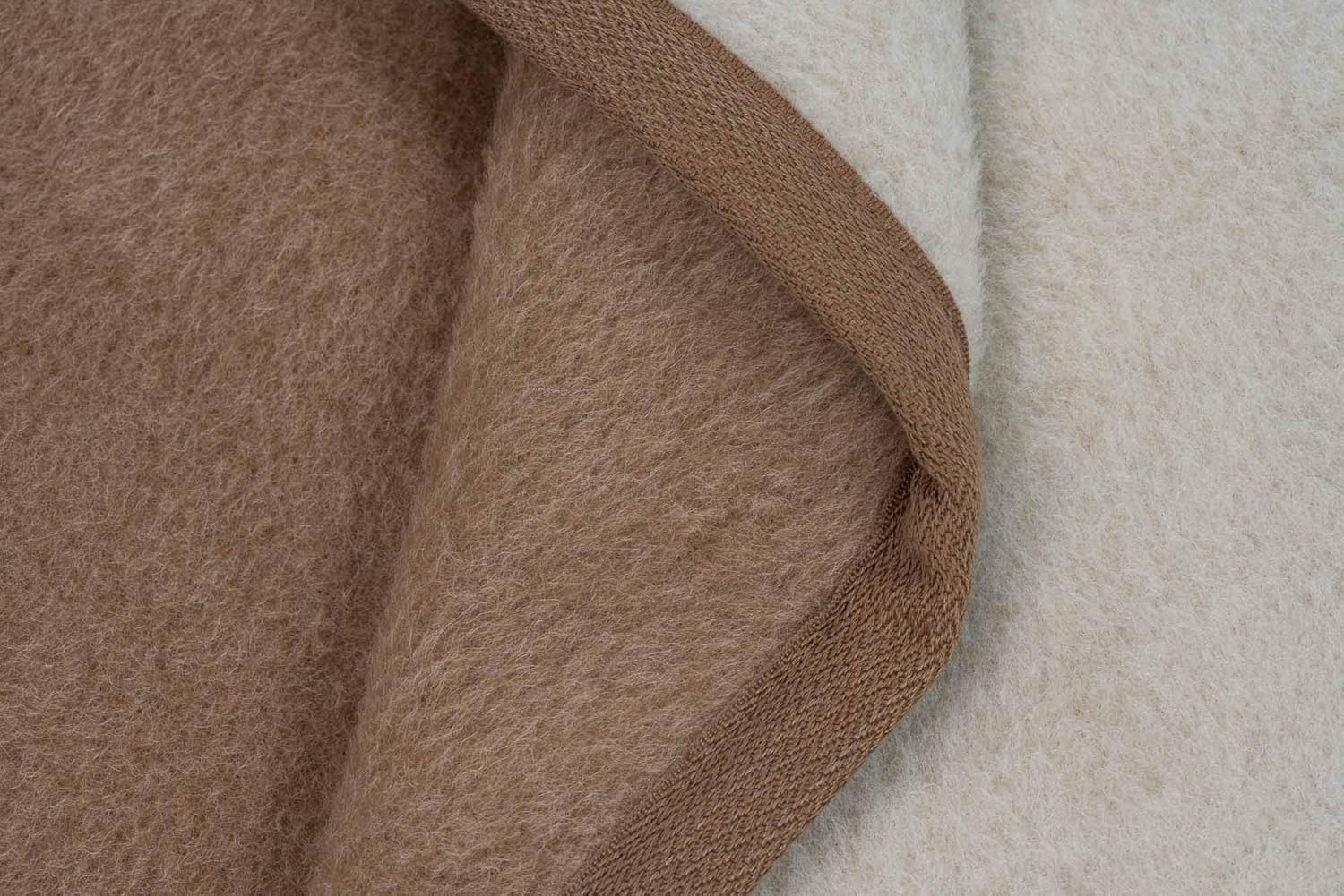 Ritter Decken Alpaka Decke „Arequipa weich, 150 x 200 cm, Creme Kamel (ungefärbt), aus 50% Alpaka und 50% Schurwolle (Natur). Wolldecke. Geeignet als Wohndecke, Kuscheldecke und Tagesdecke.