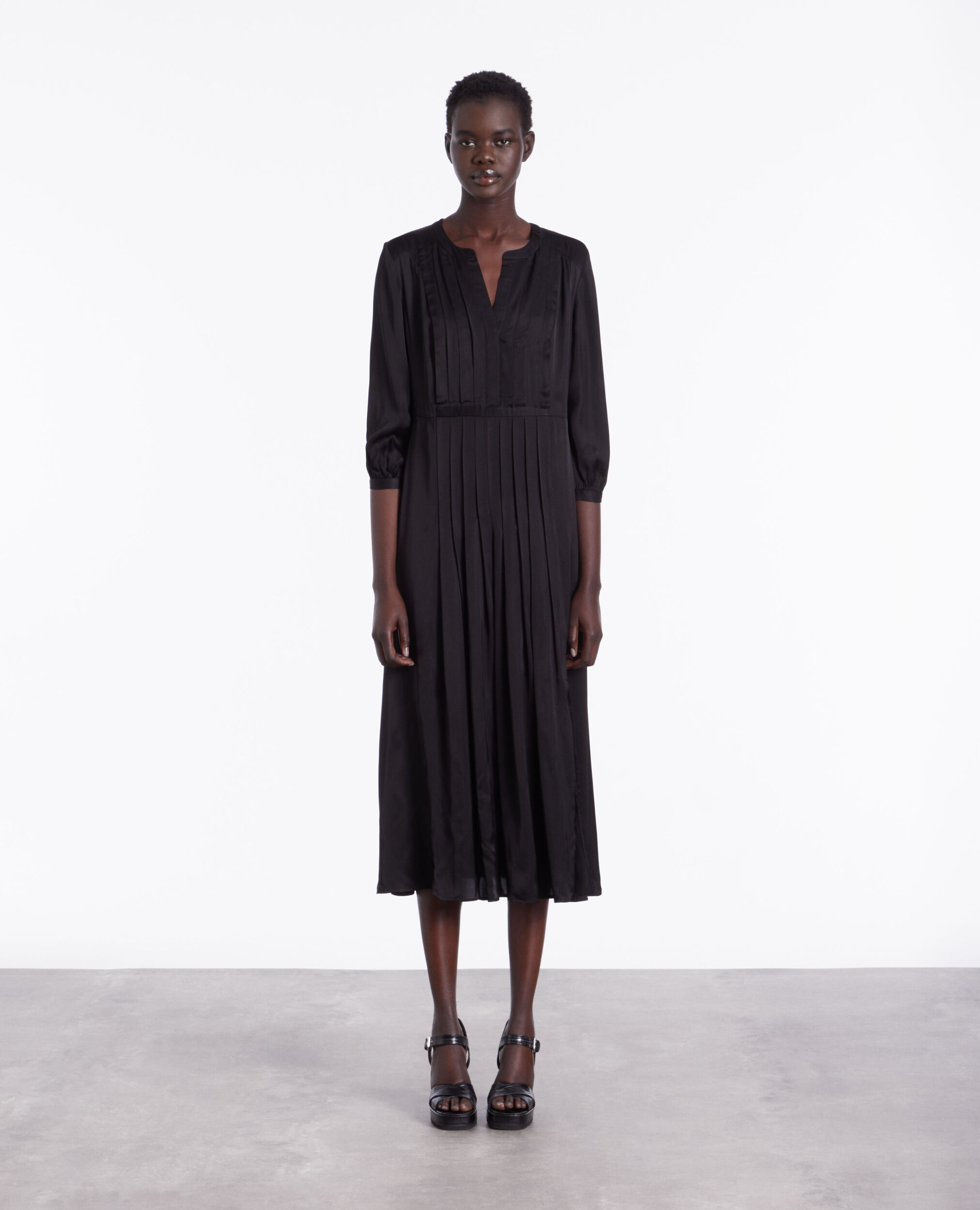 Robe longue noire avec plissage