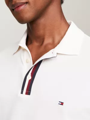 Polo de manga comprida com estampa listrada global e modelagem regular.