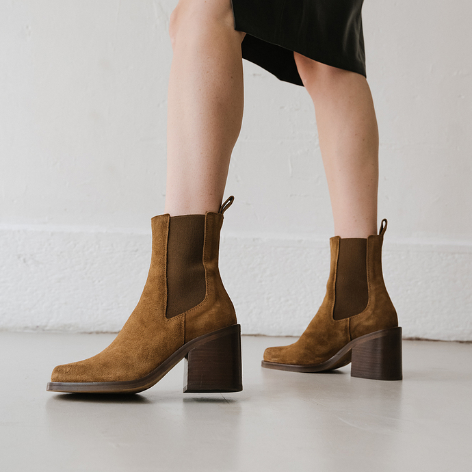 Boots à talons hauts et élastiques  en croute tabac