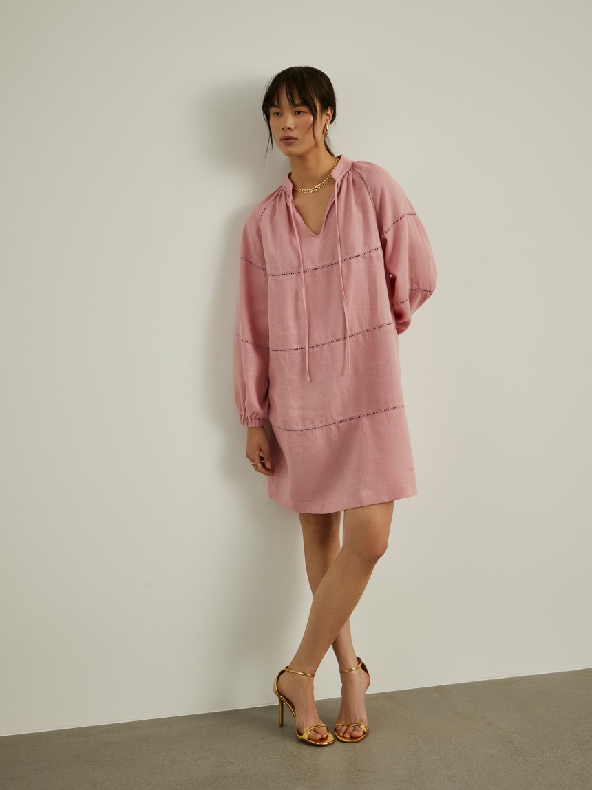 Vestido em linho com manga abalonada