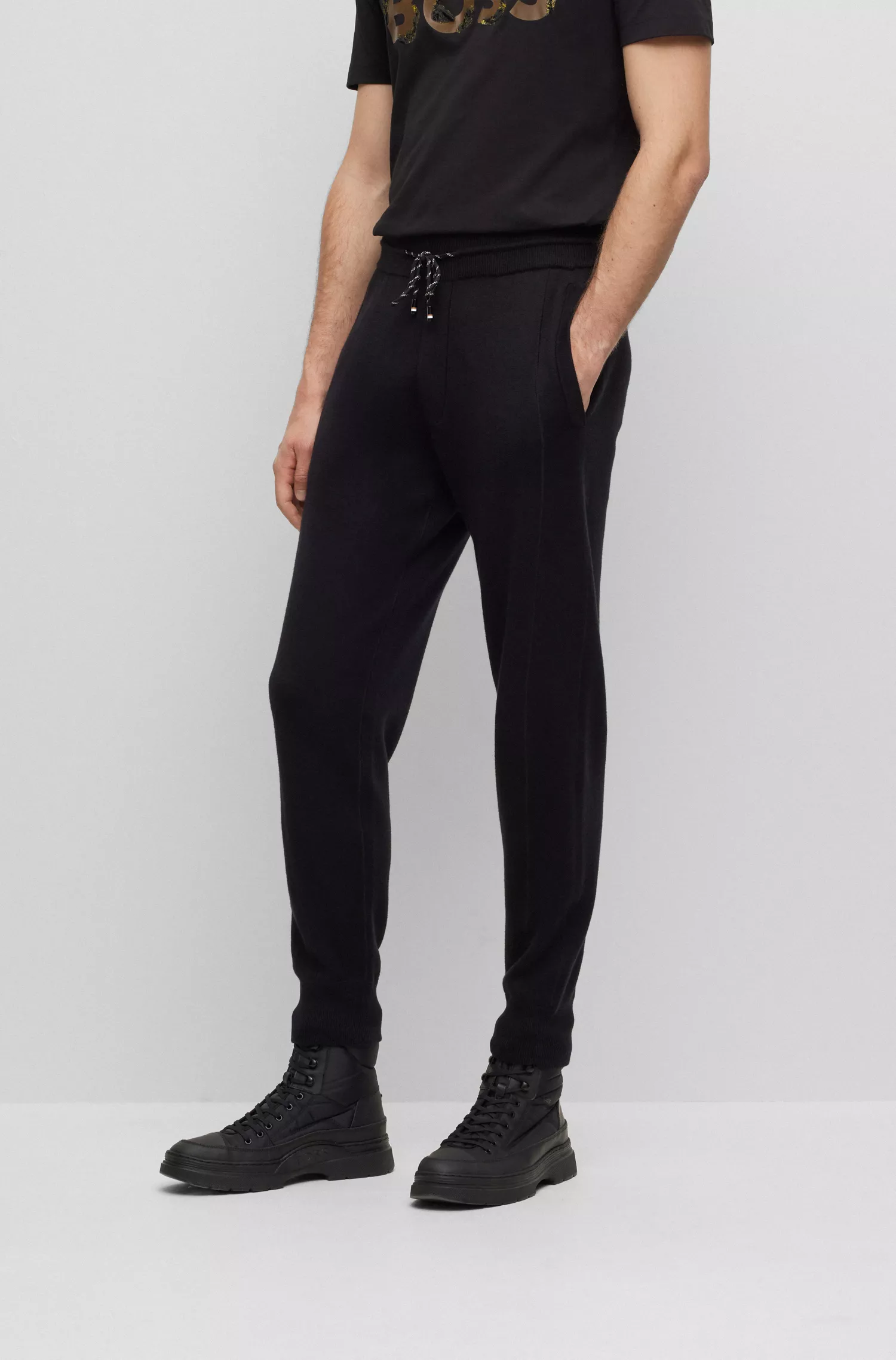 Calça de fato de treino BOSS preta, corte regular, em algodão e lã virgem.