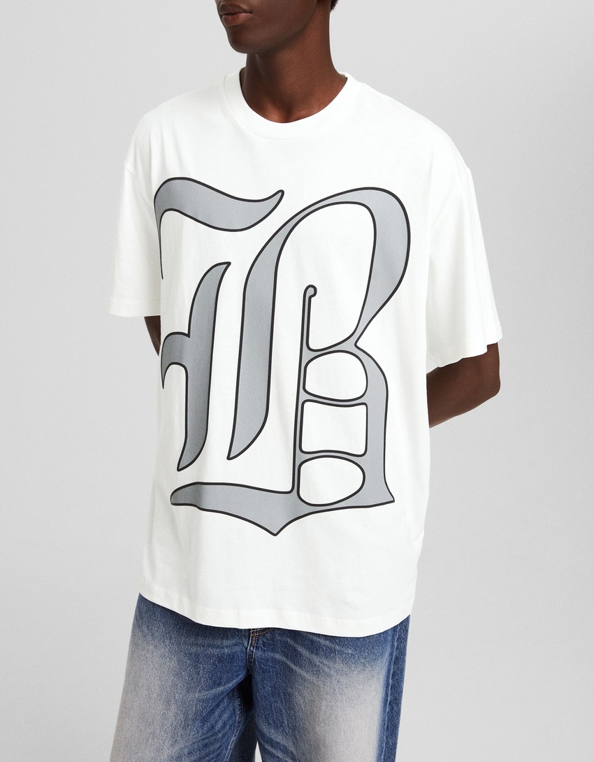 Camiseta de manga curta com modelagem quadrada e estampa.