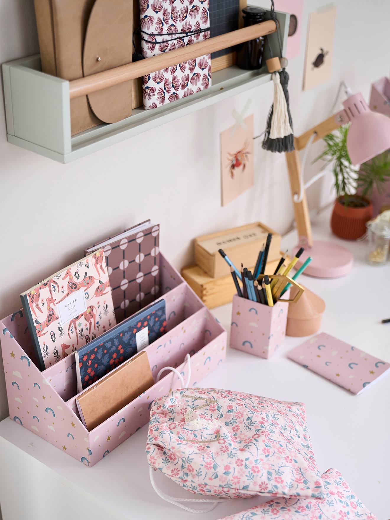 Conjunto organizador de mesa tamanho médio com estampa de arco-íris rosa