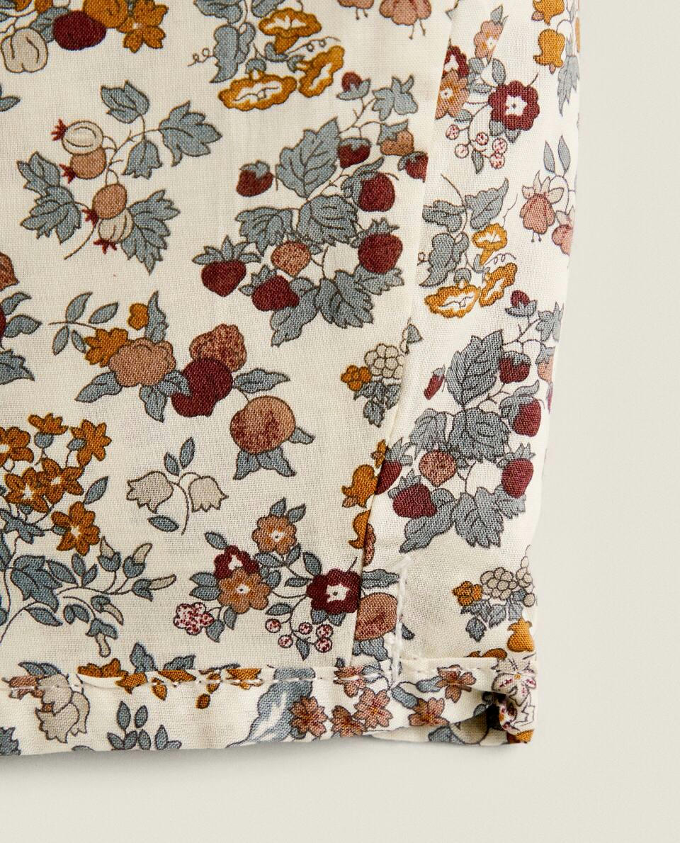 Gorro infantil em tecido com estampa floral