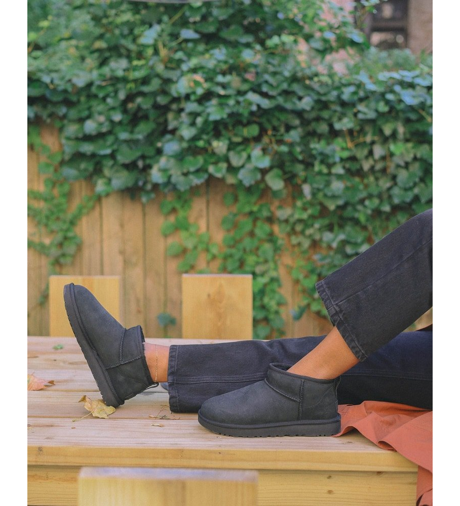Botas de cano curto UGG Classic Ultra Mini em couro, pretas