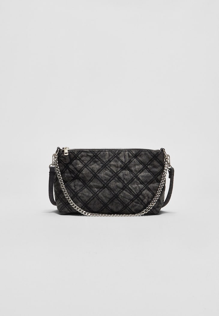 Bolsa transversal de jeans com corrente.