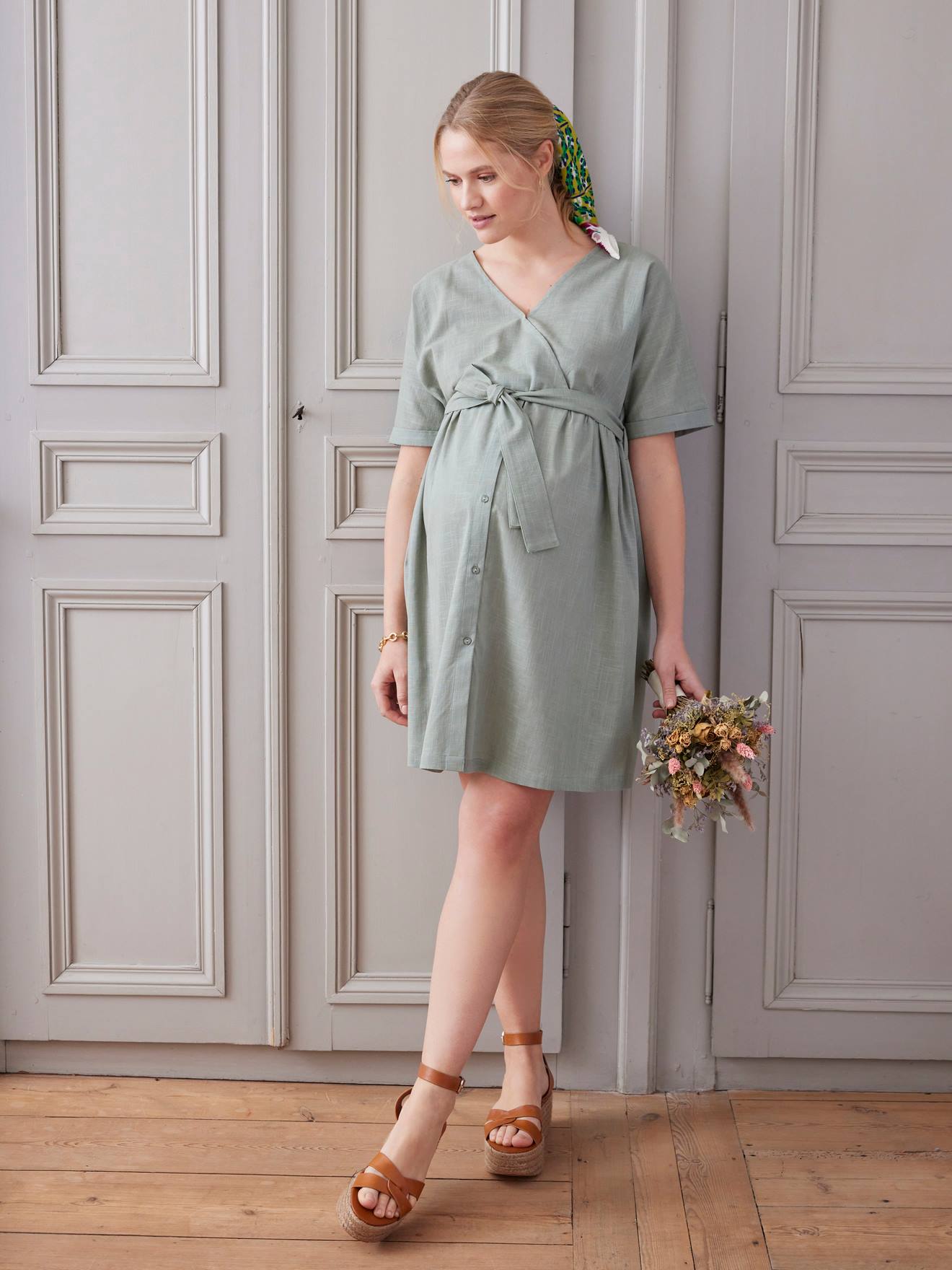 Vestido envelope verde-salgueiro para gestantes e lactantes