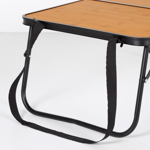 Mesa de camping dobrável Aktive com efeito bambu e alças para transporte.