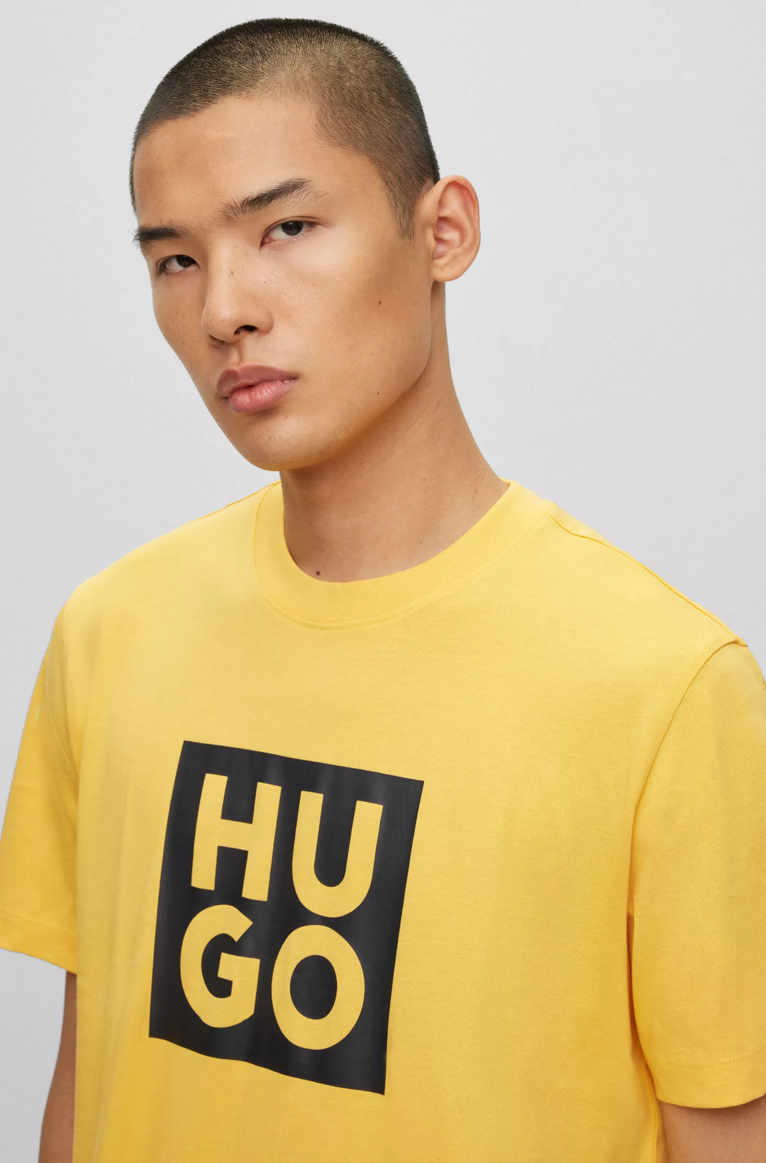 Camiseta HUGO vermelha em algodão orgânico com estampa do logotipo