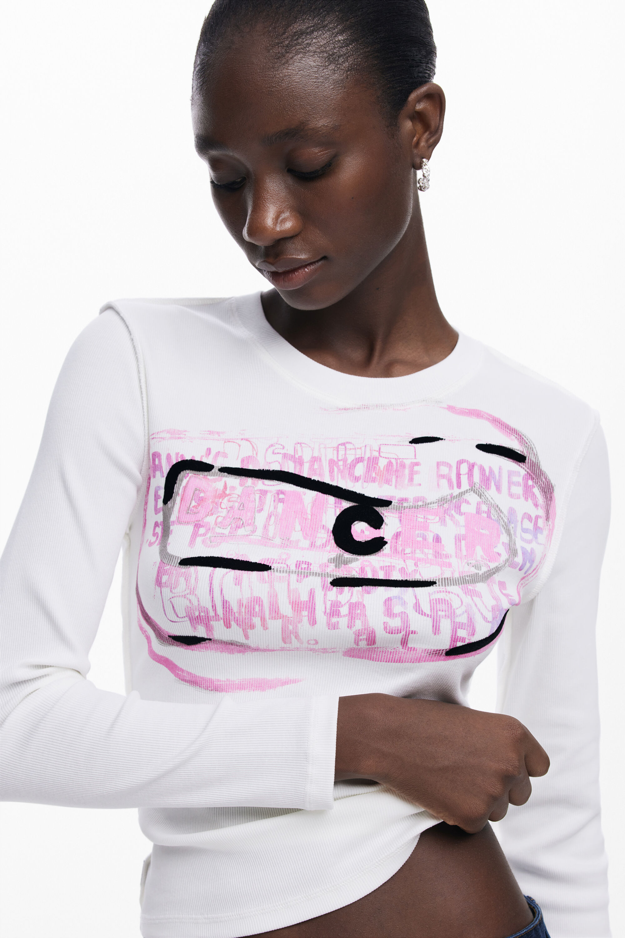 Camiseta de manga comprida com letras rosa