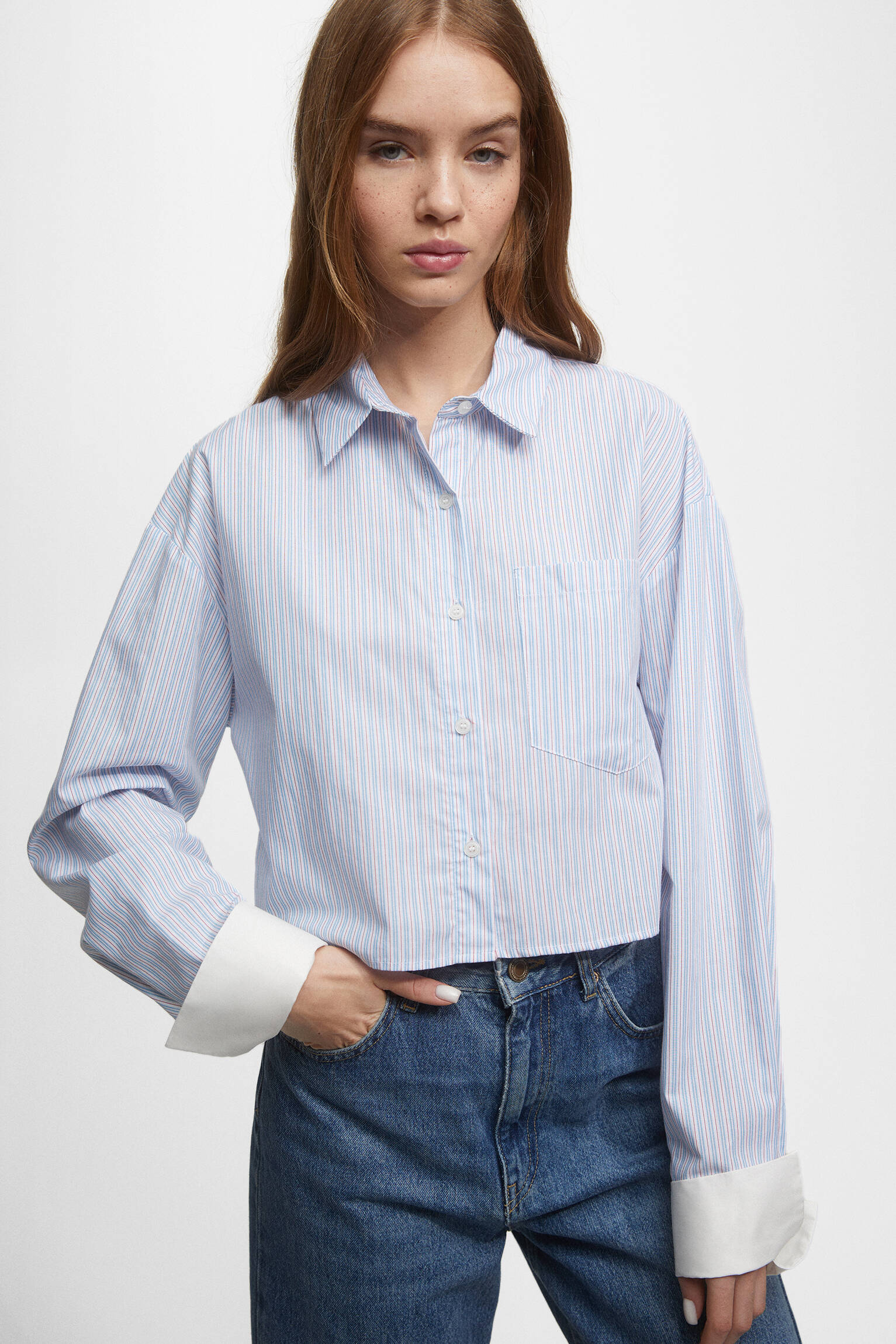 CAMISA LISTRADA COM PUNHOS CONTRASTANTES - BRANCA