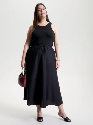 Vestido longo sem mangas com cintura ajustável por cordão.