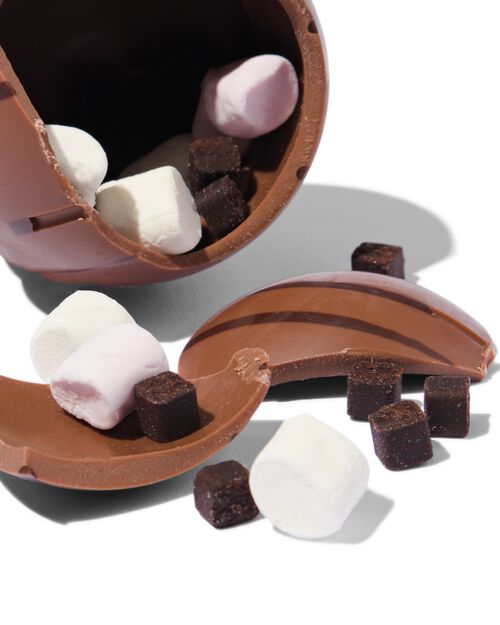 bombe de chocolat chaud - chocolat au lait avec brownie et marshmallows
