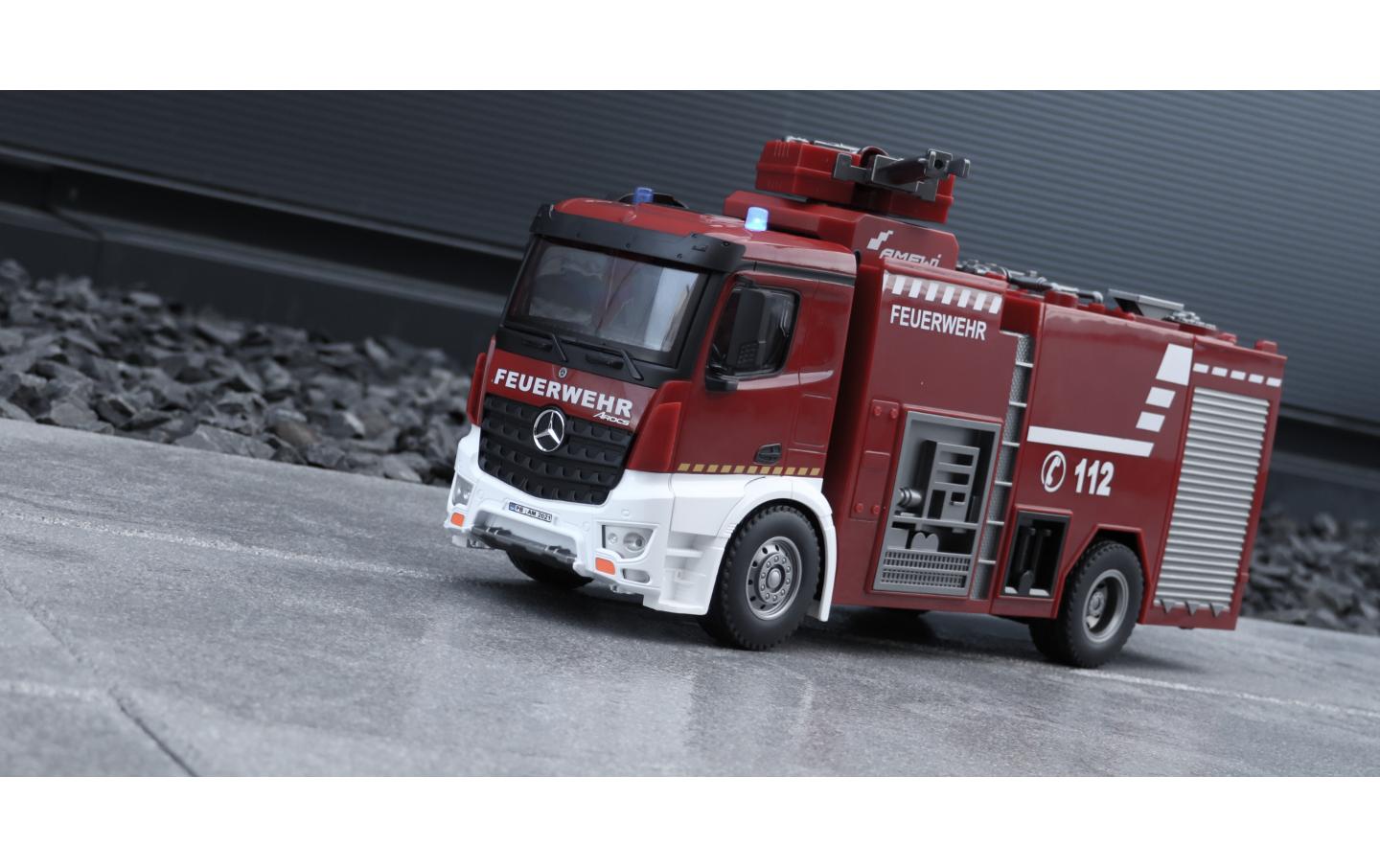 Mercedes Benz Arocs Feuerwehr Löschfahrzeug RTR, 1:18<br>Realistisches Feuerwehrauto mit Beleuchtung, Soundeffekten und Wasserwerfer