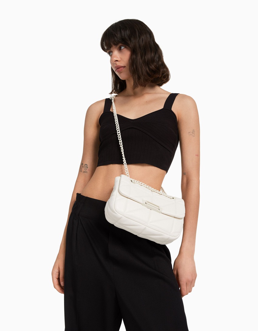 Bolsa transversal multifuncional acolchoada com corrente.
