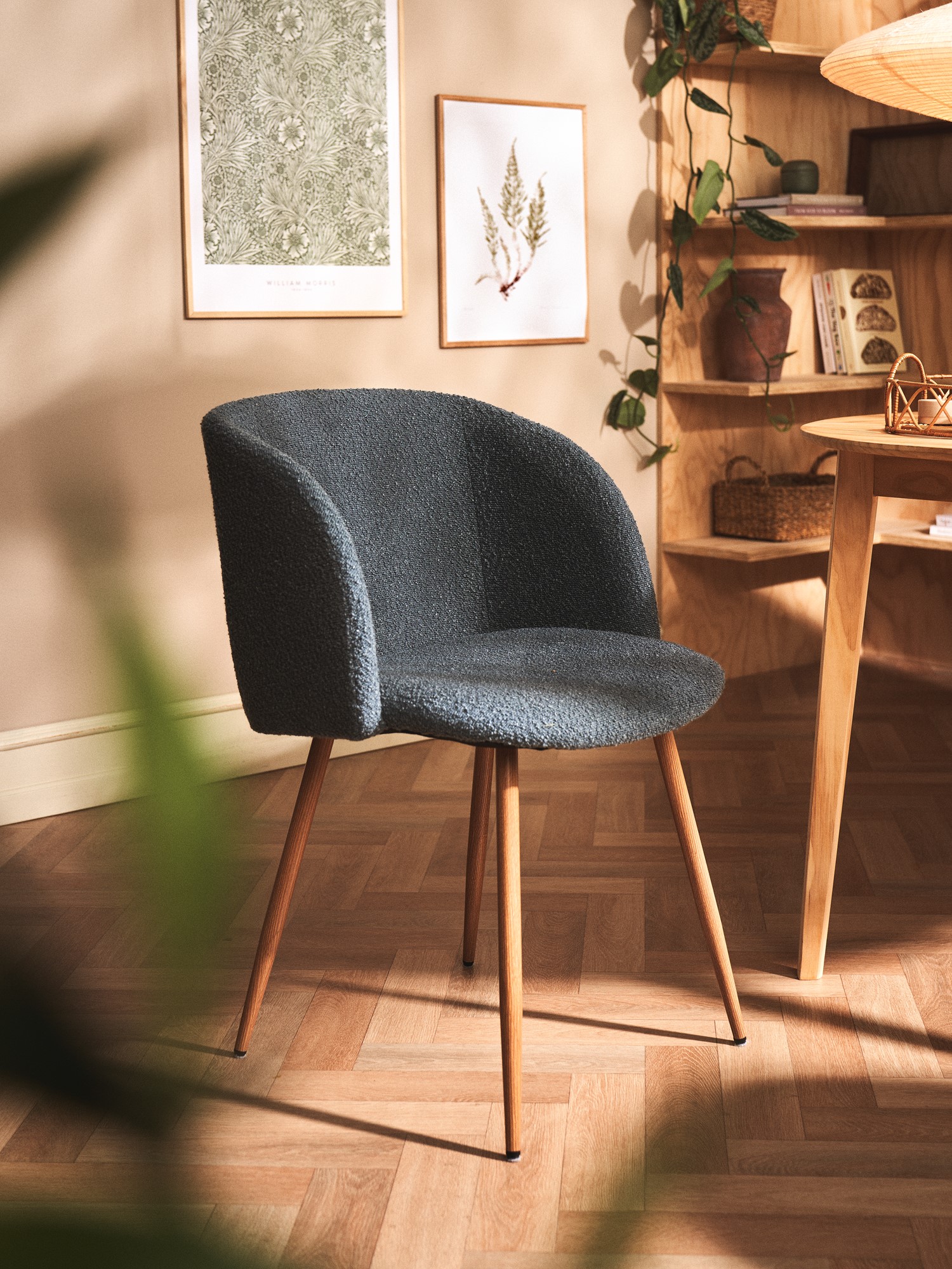 Stol i boucléstof | Jern/polyester/polyurethan. 50 x 42,5 x 81 cm. | Blue