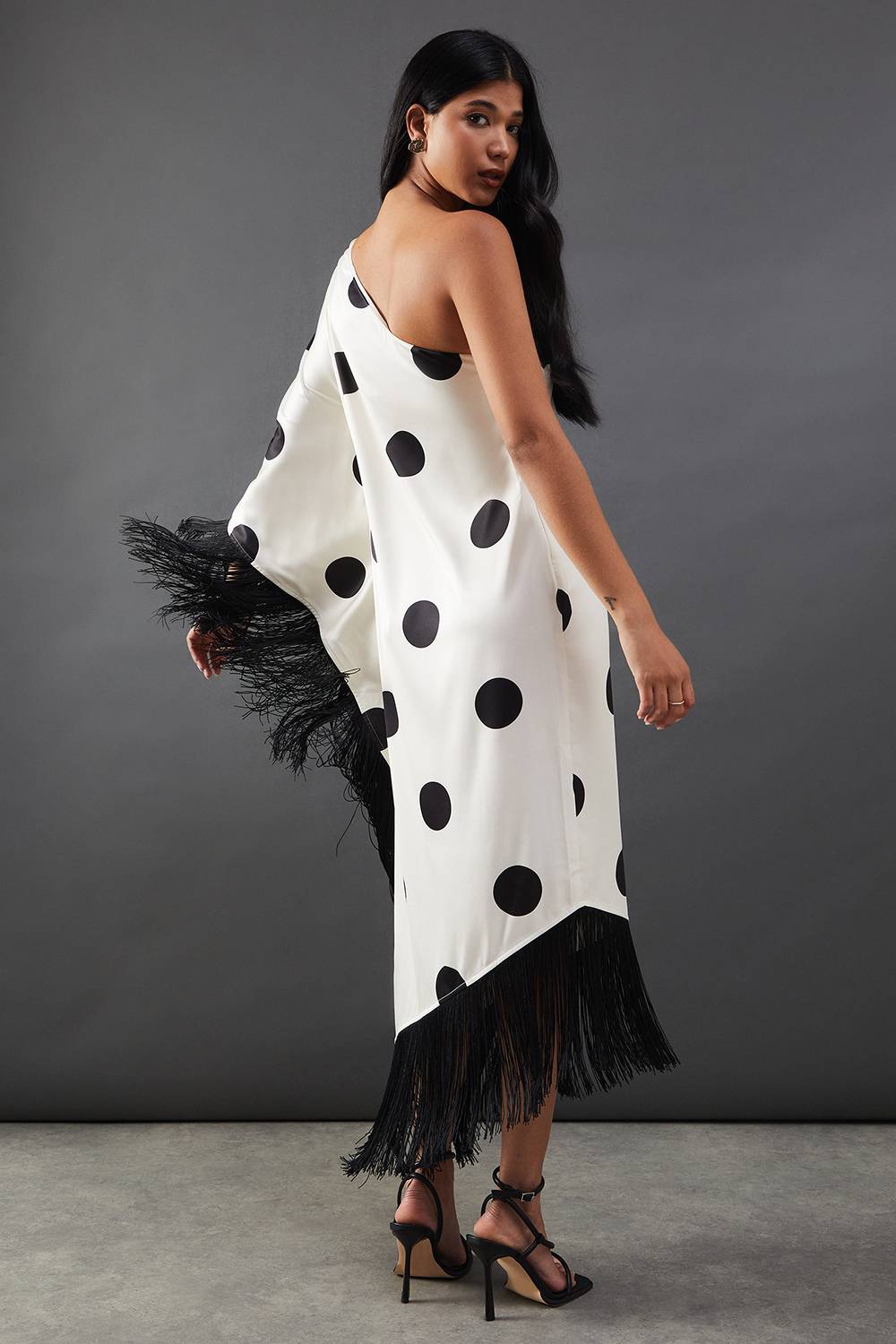 Warehouse Robe Midi Asymétrique À Franges Premium Avec Épaule Dénudée