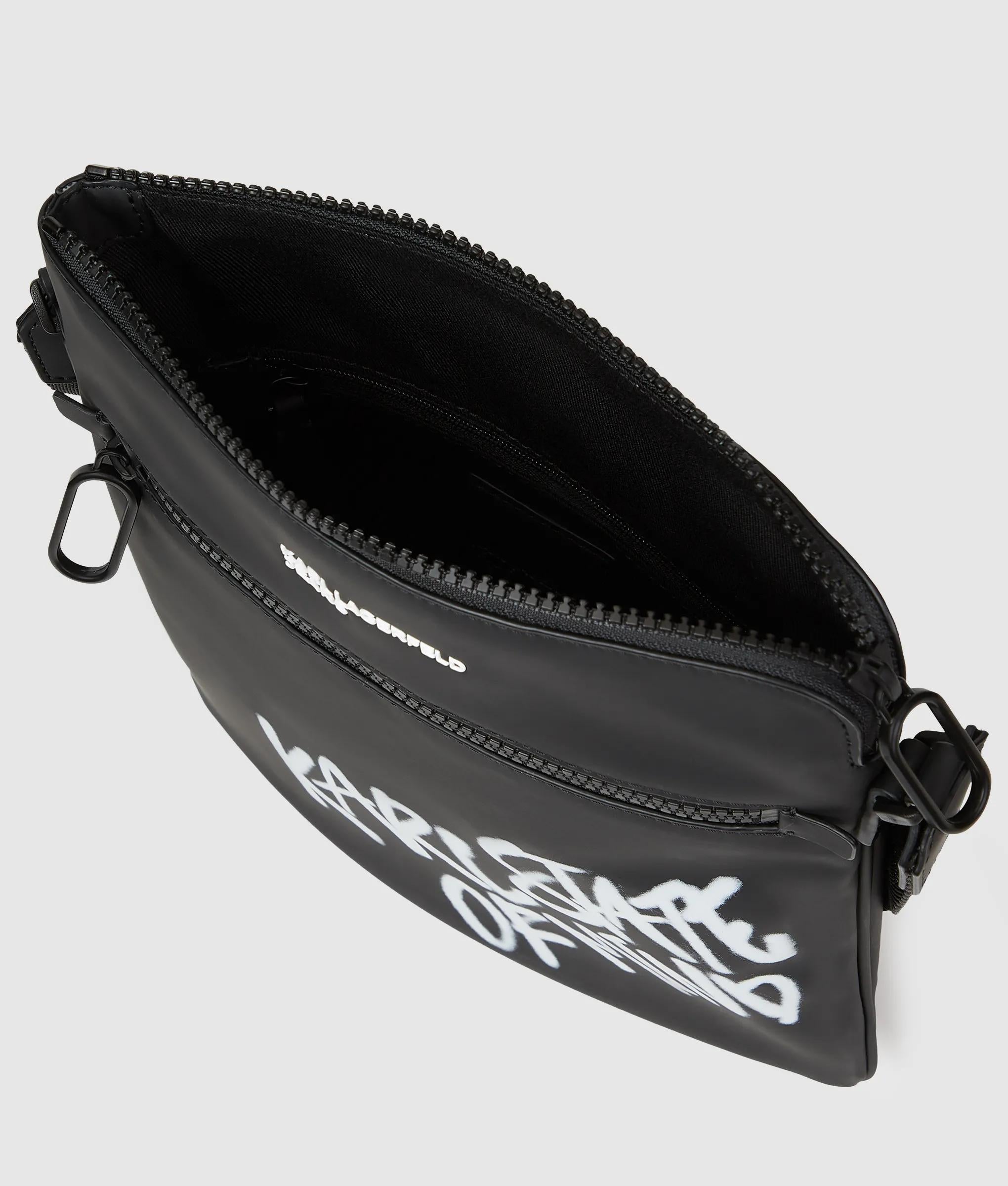 Gecoate platte crossbodytas met Karl-citaat