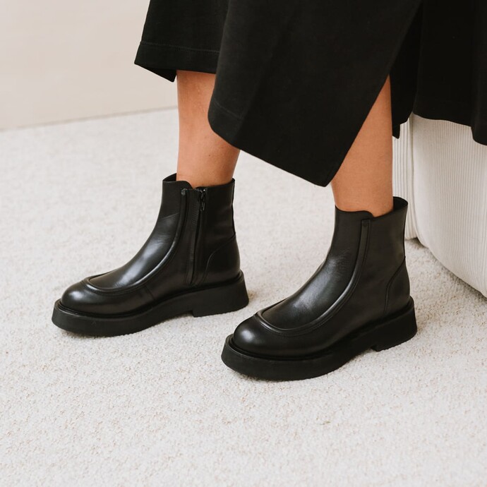 Boots à semelles plateformes et coutures apparentes  cuir noir