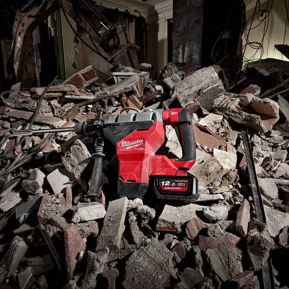 Kit de Martelo Rotativo SDS Max Milwaukee FUEL™ 18V com 2 Baterias de 12,0Ah e Encaixe de 44mm (M18FHM-122C)