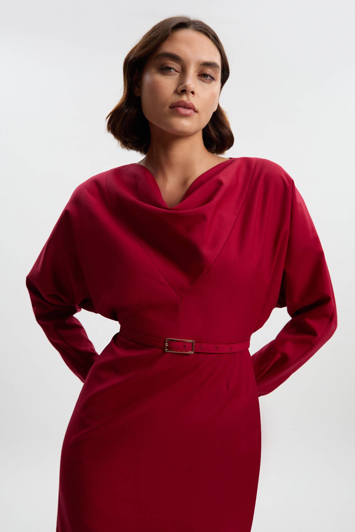 KarenMillen Robe Crayon Mi-Longue Ajustée à Col Drapé Sophistiquée