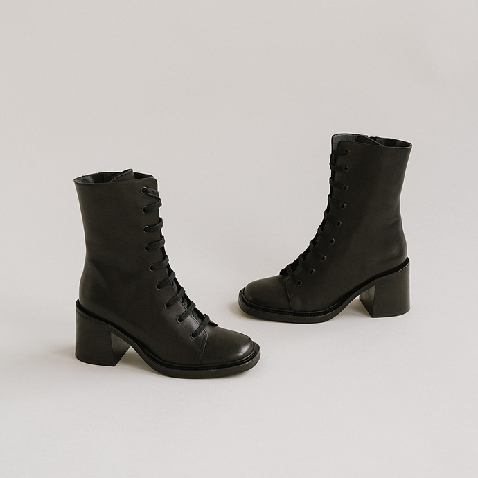 Bottines à talons et lacets  en cuir noir