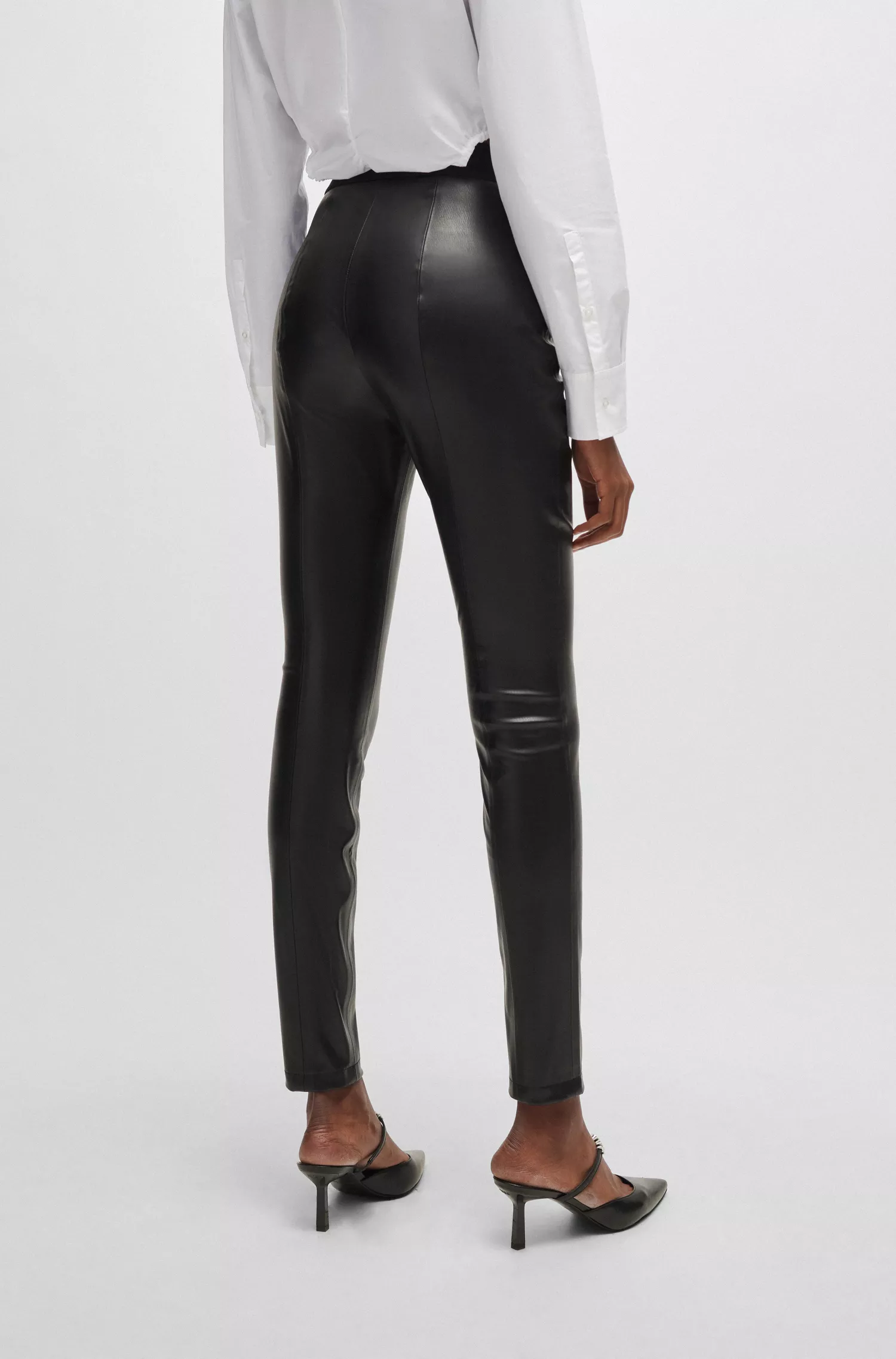 Calças HUGO vermelhas, extra slim fit, em couro sintético.