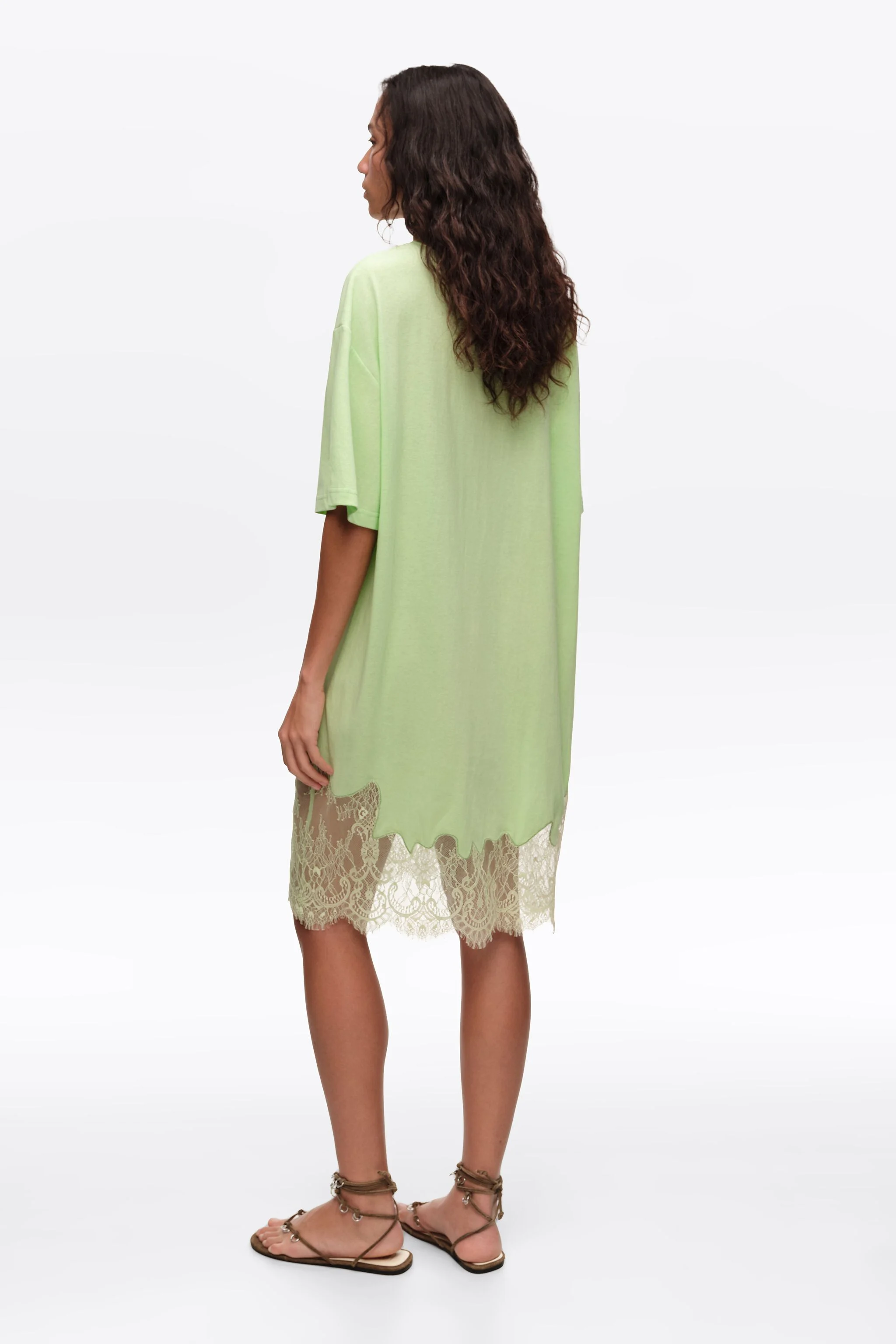 Vestido curto de renda com estampa de maçãs