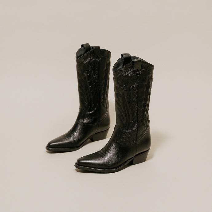Bottes à bouts pointus et surpiqures apparentes  en cuir grainé noir