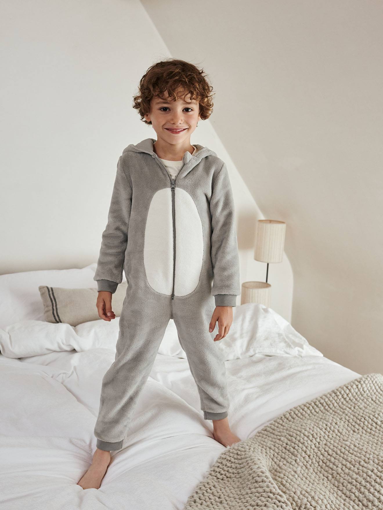 Pijama macacão de lobo para meninos, cinza claro liso com estampas.