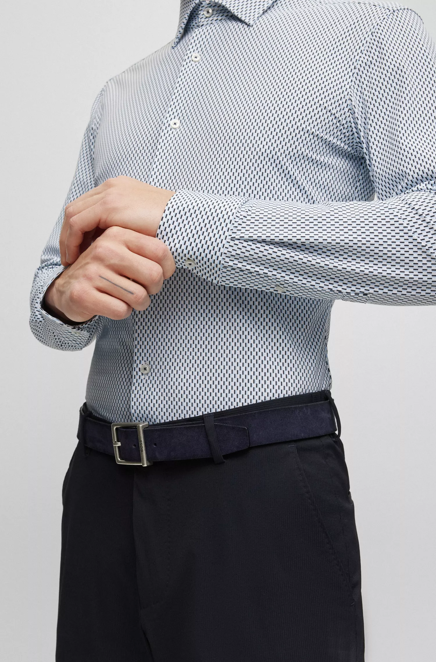 Camisa BOSS preta de corte slim em tecido elástico de alta performance com estampa.