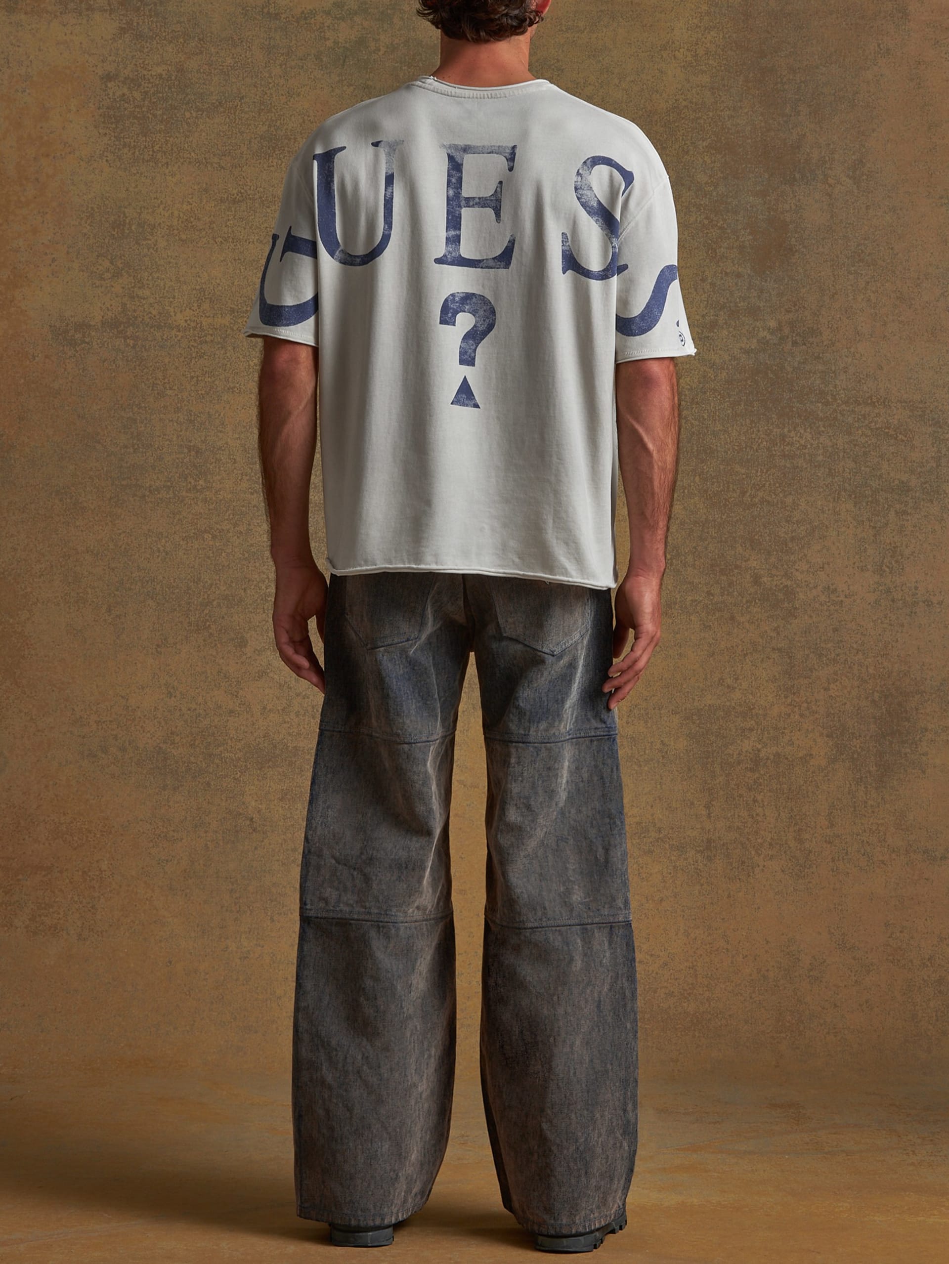 camiseta com logo grande