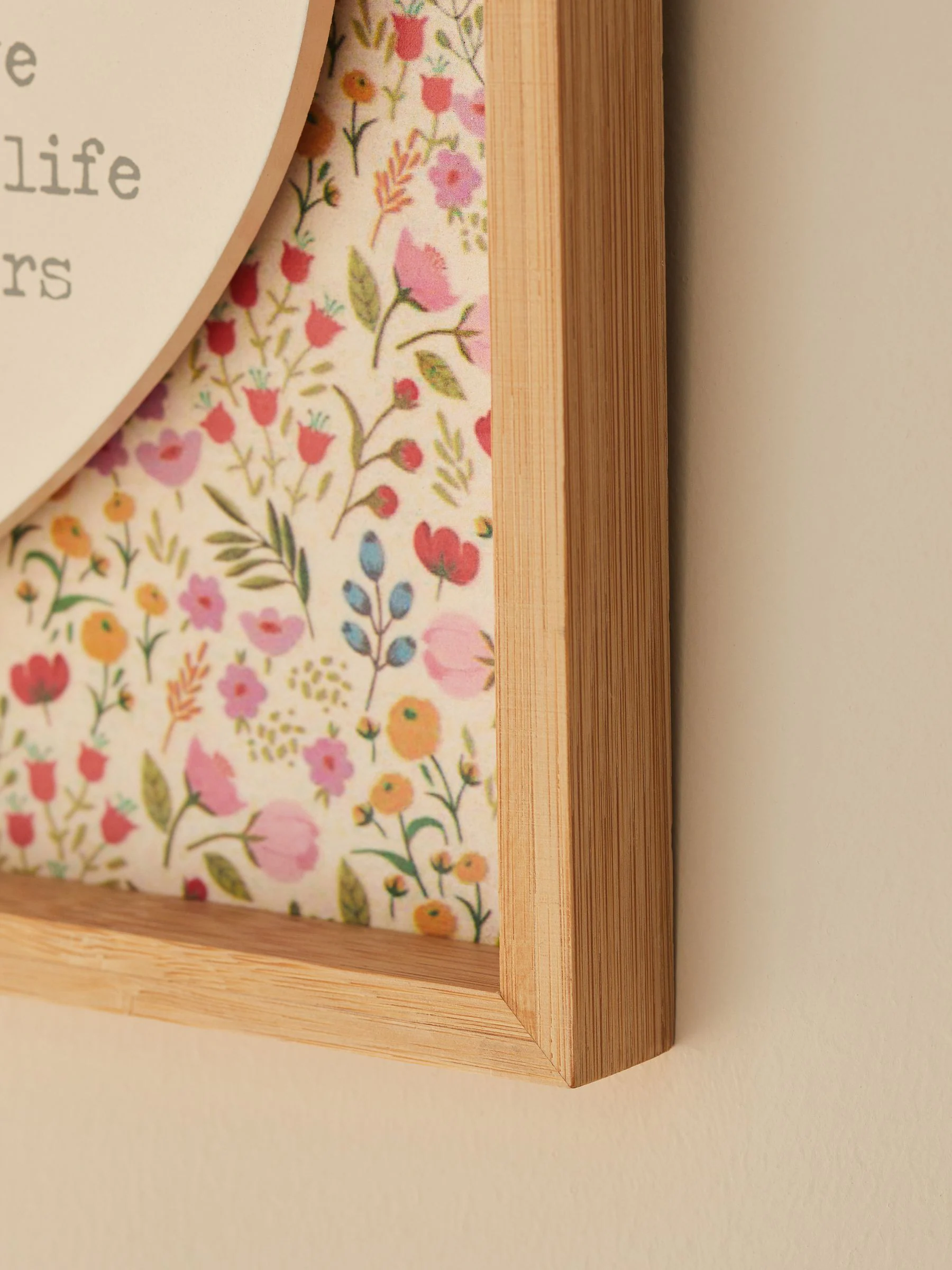 Wanddecoratie met sloganhart en bloemetjesprint
