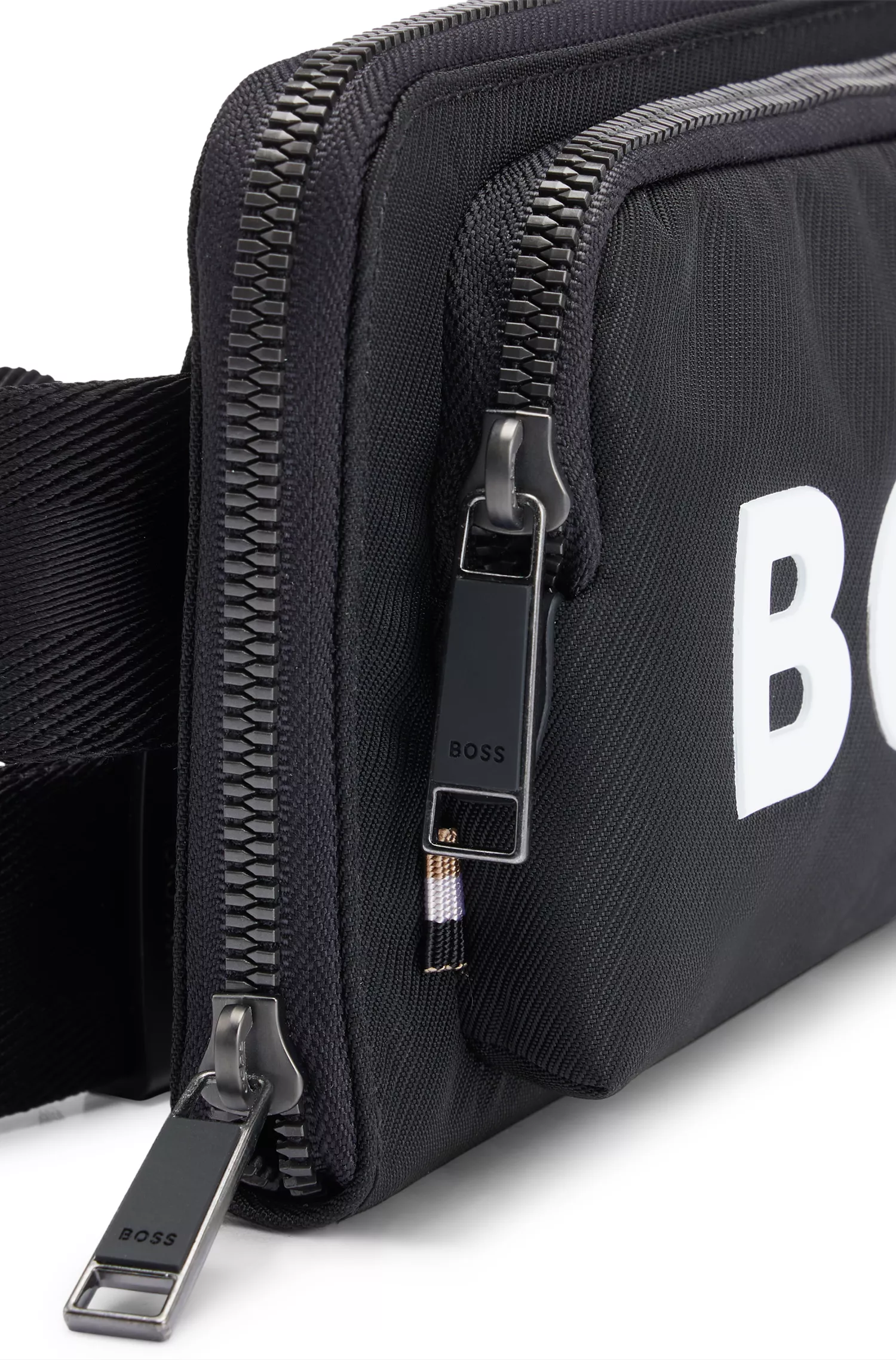 Bolsa transversal preta BOSS com logotipo e faixa característica.
