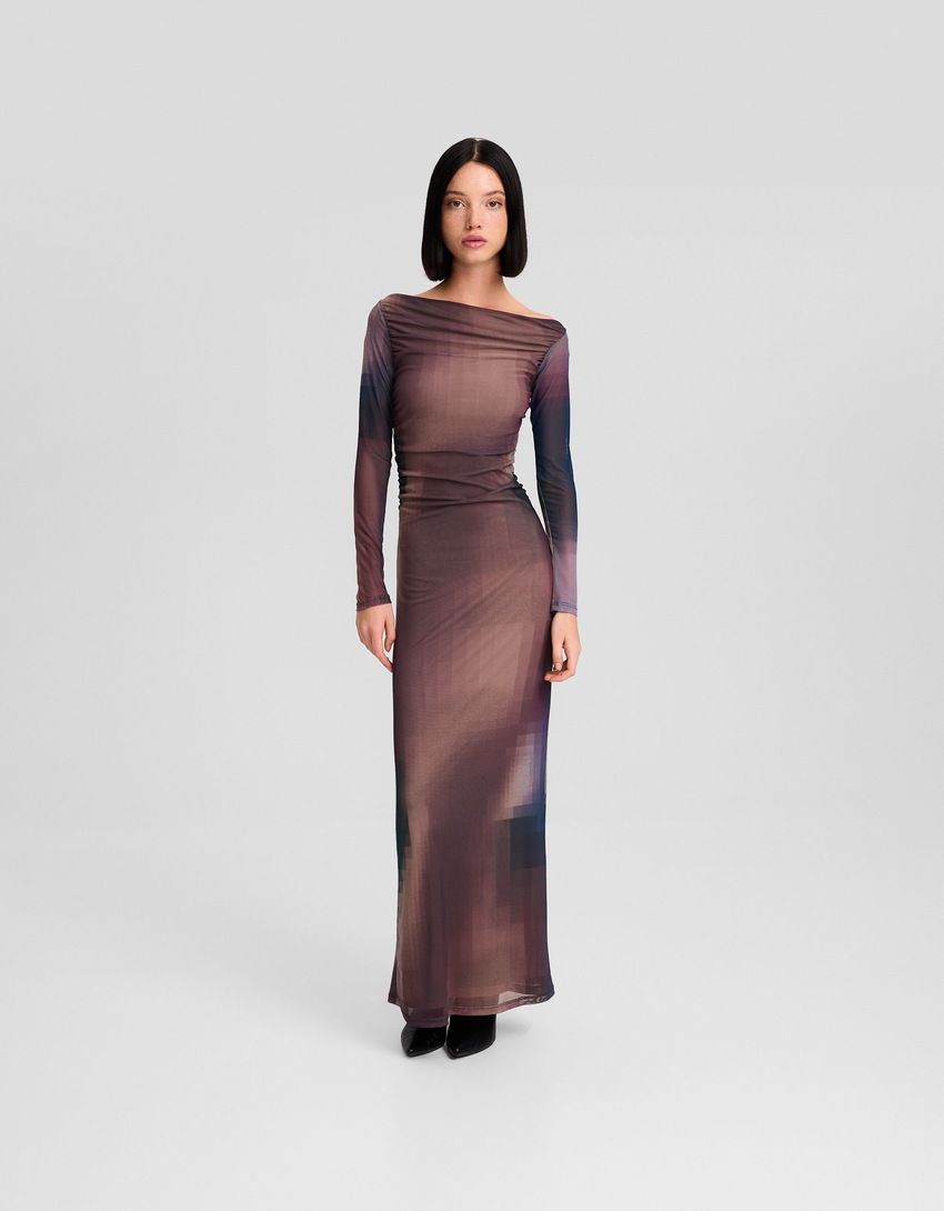 Vestido longo de tule com mangas compridas e estampa.